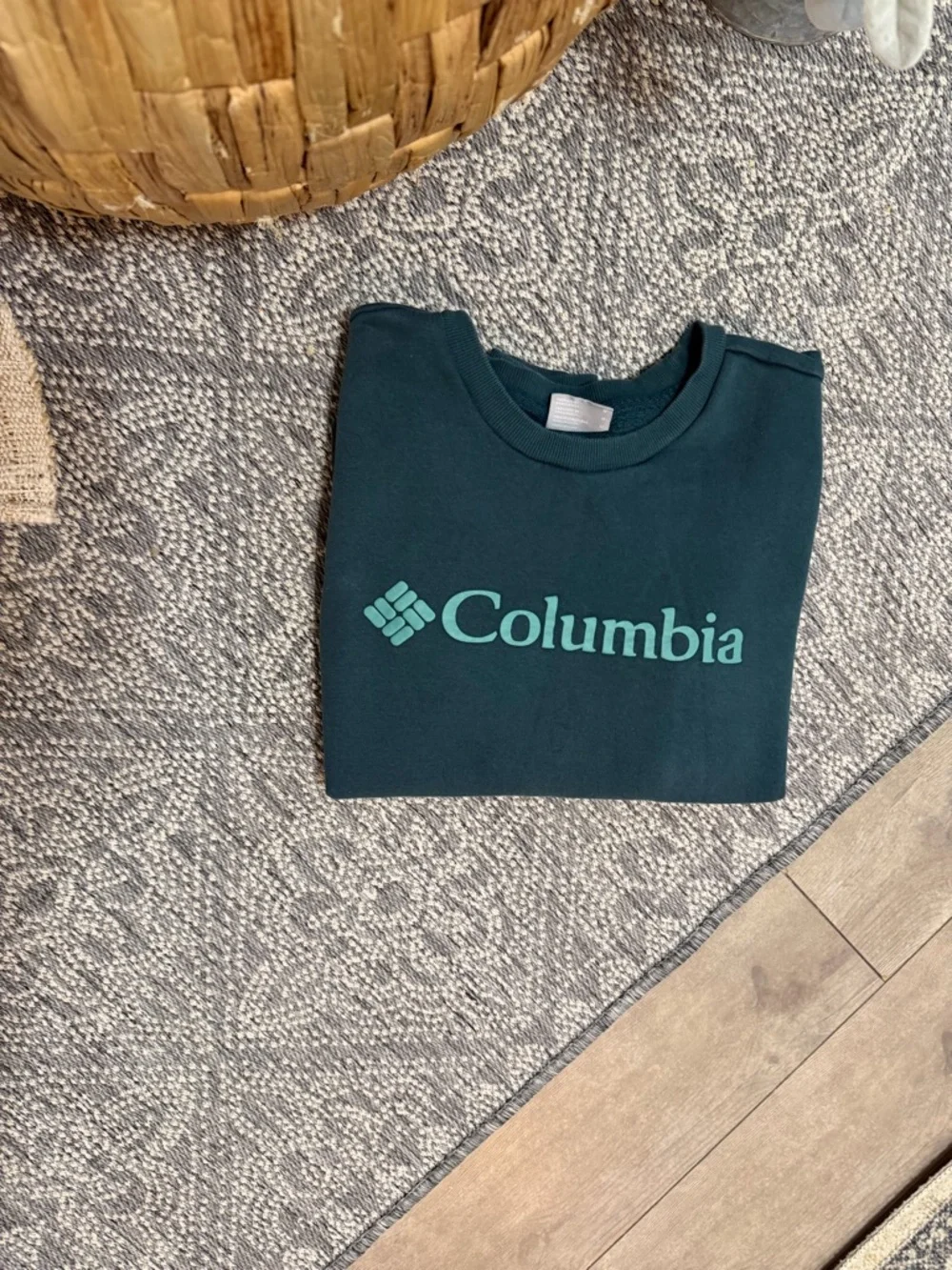 Columbia Tweens Dark Teal Crewneck Sweatshirt with Mint Logo Size Medium Unisex